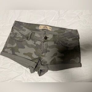 Hollister Camo Green Women's Shorts 9